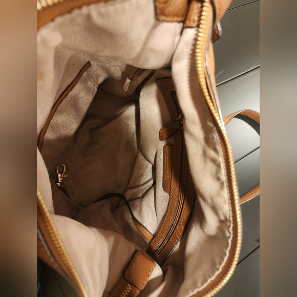 Michael Kors Lupita Medium Messenger bag in brown pebbled leather. - Picture 10 of 11